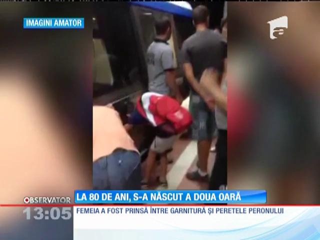 O femeie de 80 de ani a căzut &icirc;n faţa metroului