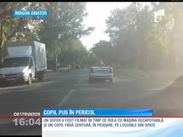 Inconştienţă la volan. Un şofer a fost filmat &icirc;n timp ce rula cu maşina decapotabilă şi un copil fără centruă