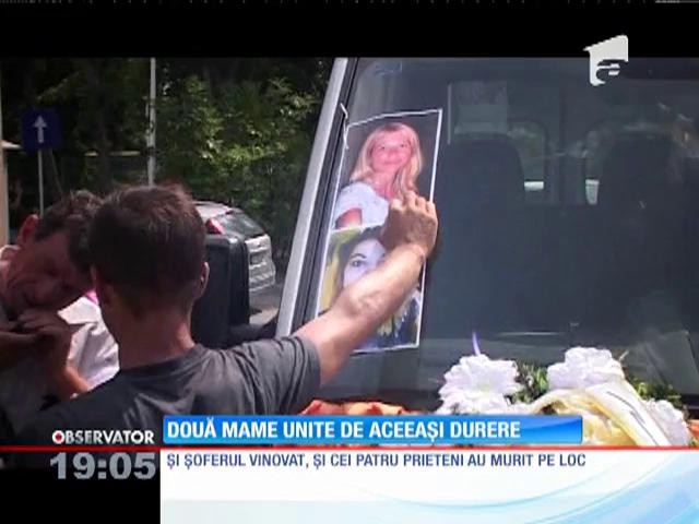 Două mame au fost sf&acirc;şiate de aceeaşi durere. Şi-au dus fetele, prietene de mici, pe ultimul drum
