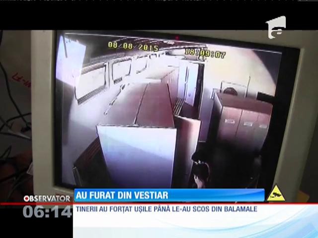 Trei persoane au rămas fără mai bunurile lăsate &icirc;n vestiarul unui parc balnear din Dej
