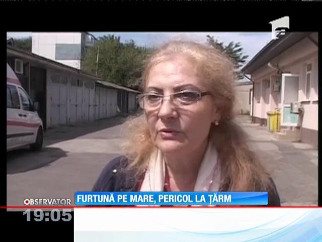Furtună pe mare, un adevărat pericol la mal pentru turiştii care sar &icirc;n valuri