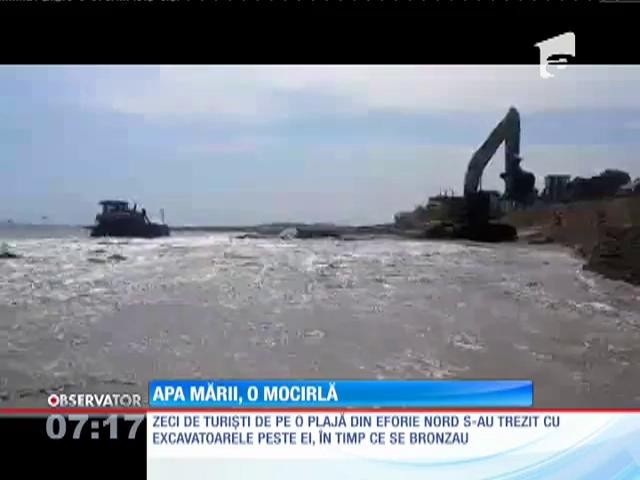 Zeci de turişti de pe o plajă din Eforie Nord s-au trezit cu excavatoarele peste ei