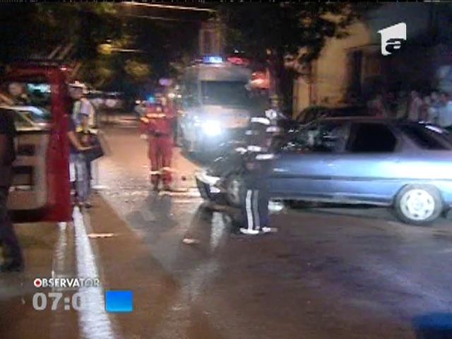 Accident rutier grav &icirc;ntr-o intersecţie din Bucureşti! Două autoturisme, dintre care un taximetru, s-au lovit frontal