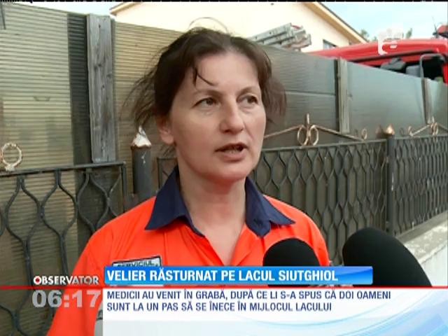 O plimbare cu velierul pe lacul Siutghiol s-a &icirc;ncheiat la un pas de &icirc;nec pentru doi bărbaţi