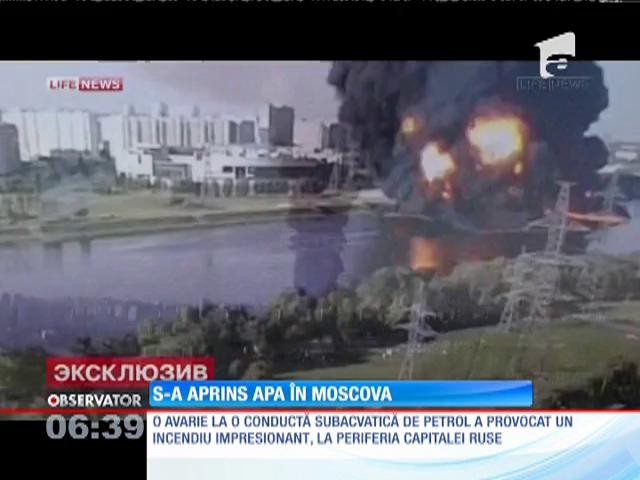 Apele r&acirc;ului Moscova au luat foc. La propriu!