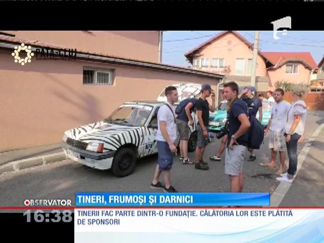 Călătoresc &icirc;n maşini vesele, pline de abţibilduri