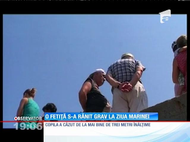 Update / Incident la Ziua Marinei Rom&acirc;ne. O adolescentă a căzut peste o balustradă şi s-a lovit la cap