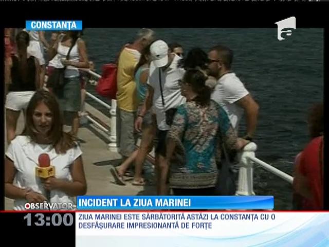 Incident la Ziua Marinei Rom&acirc;ne. O adolescentă a căzut peste o balustradă şi s-a lovit la cap