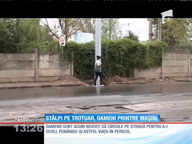 Mai mulţi st&acirc;lpi metalici au apărut din senin pe trotuarele din Ploiești