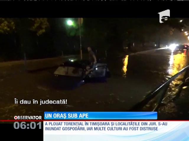 Potop &icirc;n Timişoara! Şuvoaiele au pătruns &icirc;n zeci de gospodării, iar un pasaj s-a transformat &icirc;ntr-o capcană pentru maşini
