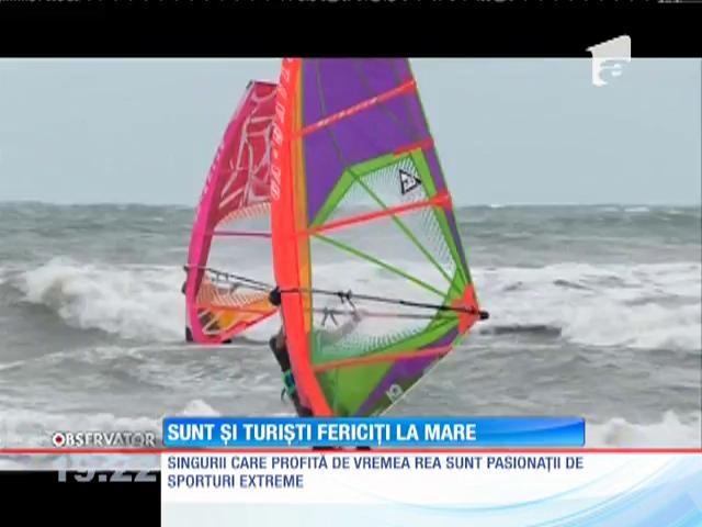 Iubitorii de sporturi extreme, &icirc;nc&acirc;ntați atunci c&acirc;nd bate v&acirc;ntul la mare