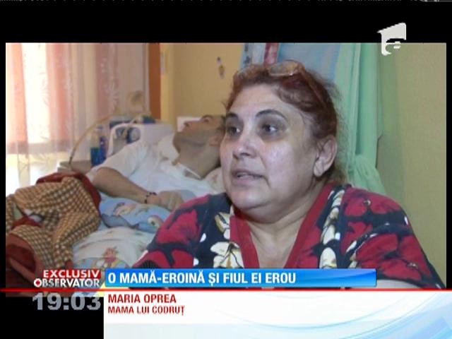 De 5 ani, o mamă-eroină stă lipită de căpăt&acirc;iul fiului ei, un poliţist-erou