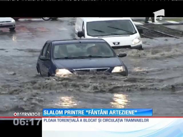 O ploaie torenţială i-a transformat pe şoferii din Arad &icirc;n marinari!