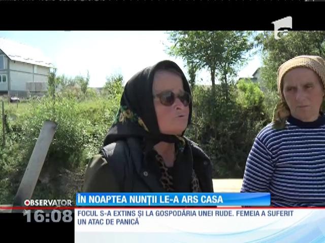 Doi tineri din judeţul Suceava s-au trezit &icirc;n noaptea nunţii cu casa incendiată