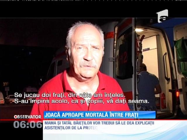 Şi-a &icirc;mpins fratele de doi ani, pe fereastră