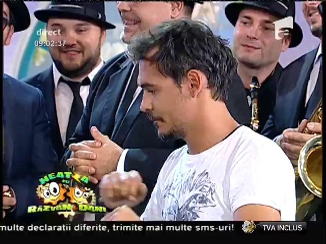 Horia Brenciu, cum nu l-ai mai văzut vreodată! A primit o găleată de apă &icirc;n cap &icirc;n urma unui joc de cărţi cu Răzvan