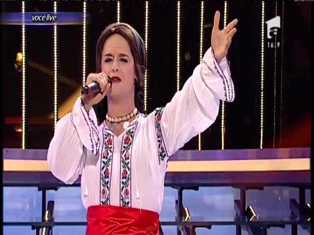 „Hopa, hop și iară hop”! Șerban Copoț în straie populare cântă precum Laura Lavrig!