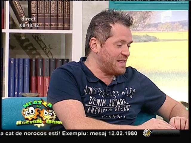 Smiley News: Un tren de călători trece prin stadion &icirc;n timpul unui meci de fotbal