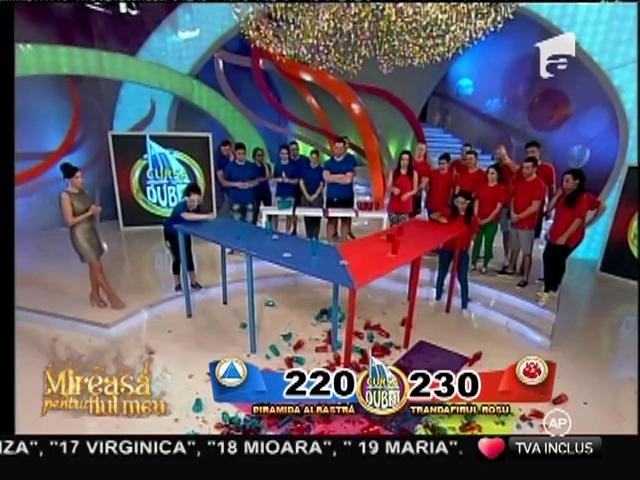 "Trandafirul roşu" a c&acirc;ştigat "bătălia paharelor sparte" cu "Piramida albastră"!