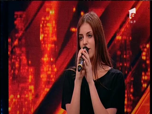 Prezentare: Diana Brescan, cu încredere pe scena X Factor