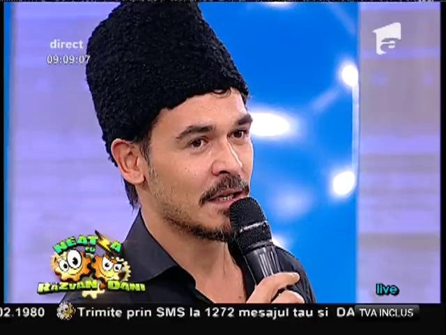 &Icirc;ți vine să pl&acirc;ngi! Răzvan Simion c&acirc;ntă live acompaniat de un acordeon!