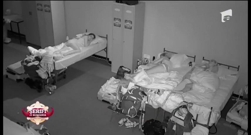 Băieţii le-au făcut fetelor o farsă de zile mari! Le-au trezit cu noaptea &icirc;n cap!