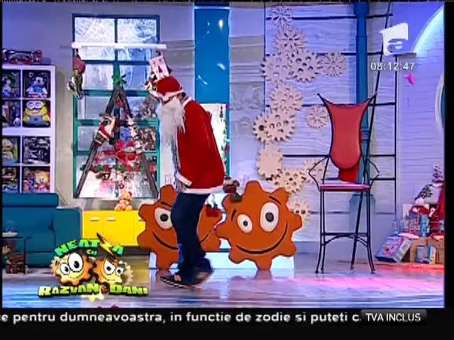 A &icirc;nceput petrecerea. Moș Crăciun &icirc;și face de cap pe melodia &rdquo;Ice ice baby&rdquo;!