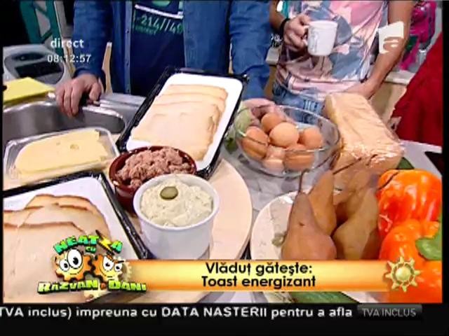 Rețeta dimineții: Toast cu ton, ou și salată