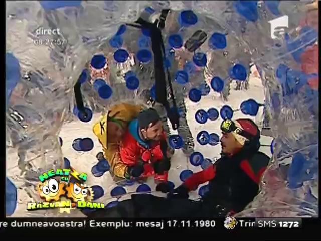 Nebunie pe p&acirc;rtia Kalinderu din Buşteni! Răzvan Simion se rostogoleşte la vale &icirc;ntr-o bilă gonflabilă