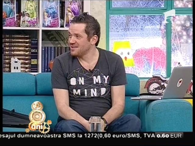Bancul zilei. Un bolnav psihic ține &icirc;n m&acirc;nă o umbrelă cu gaură .....