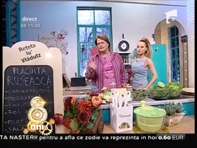 Plăcintă rusească cu br&acirc;nzeturi și salată verde