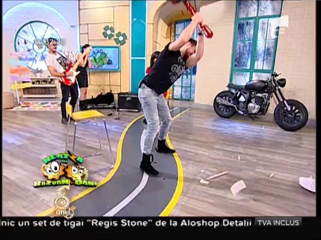Furie! Dani Oțil sparge o chitară &icirc;n 8 secunde!