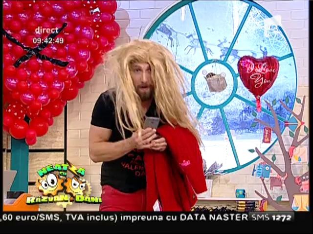 Dani arată metoda de &icirc;ncălzire a Flaviei &icirc;nainte de a &icirc;ncepe antrenamentul pentru tango