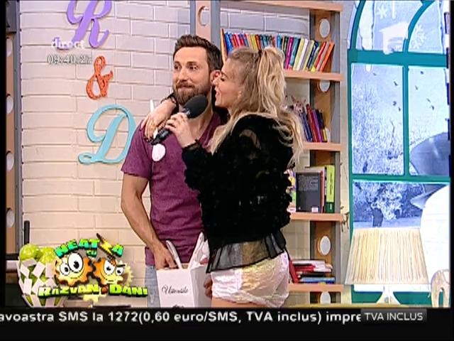 Moment fierbinte la Neatza! Dani Oţil, "topit" de sărutul Corinei!
