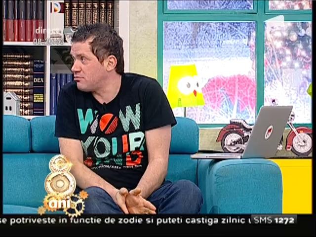 Smiley News: O pasăre prinde peşti cu o bucată de p&acirc;ine