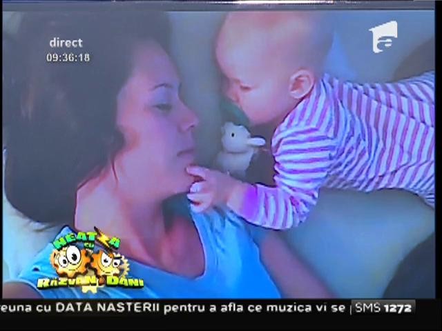 Adorabil! Un bebeluş face totul pentru a-şi &icirc;mpiedica mama epuizată să doarmă
