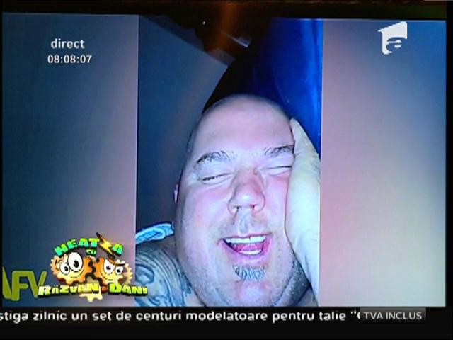 Smiley News: Un bărbat r&acirc;de cu poftă &icirc;n somn