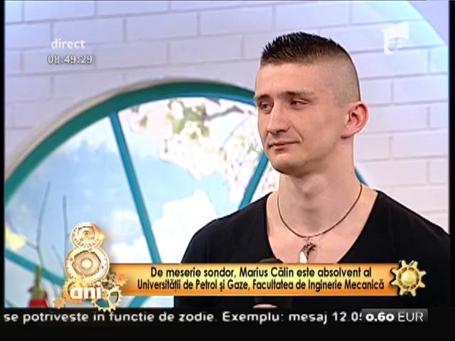 Este t&acirc;năr, plin de muşchi şi are o voce de aur
