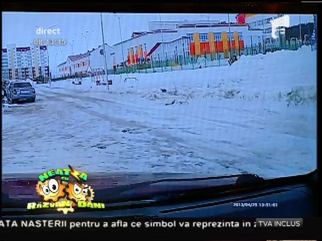 Smiley News: Dacă ai sub 100 de kilograme, n-ai ce căuta acolo! Așa se traversează strada, atunci c&acirc;nd bate v&acirc;ntul!