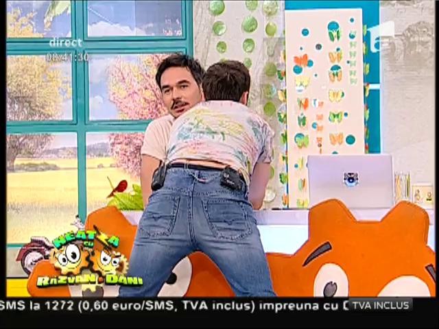 Secretul succesului?! Niciodată asta! Dani incearcă, &icirc;n direct, poziția Flaviei la bowling: "Oțile, serioooos?!"