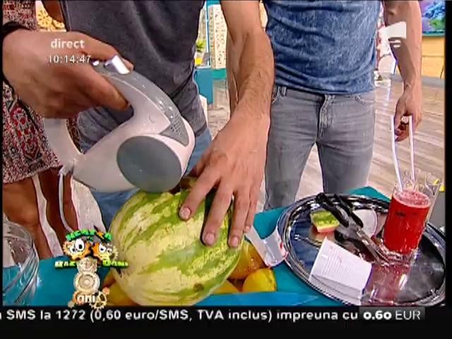 Au băgat mixerul &icirc;ntr-un pepene. Rezultatul este genial!