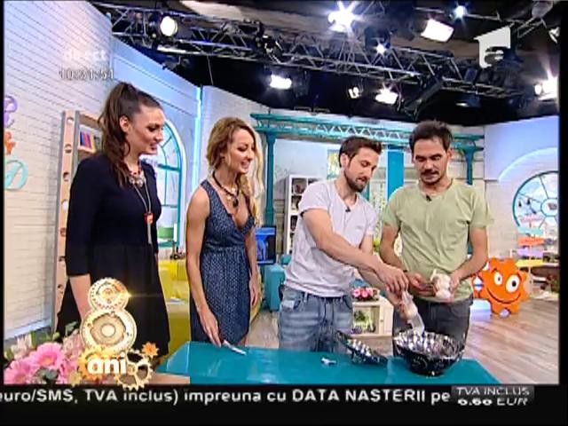 Cum poţi să cureţi o căpăţ&acirc;nă de usturoi &icirc;n c&acirc;teva zeci de secunde