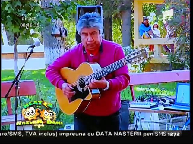 Smiley News: Wow, toţi s-au oprit să-l asculte! Omul-chitară transformă strada &icirc;ntr-o scenă!