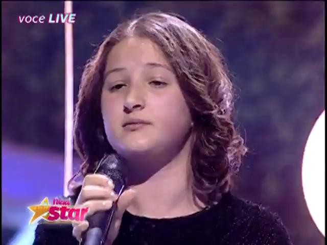 Are talent, dar &icirc;i trebuie exercițiu! N-a sunat perfect, dar ambiția &icirc;i aduce tot respectul nostru: Alexandra, "Hello"!
