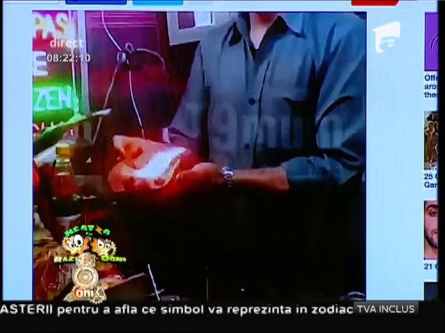 Smiley News: Cum se măn&acirc;ncă clătita flambată &icirc;n India