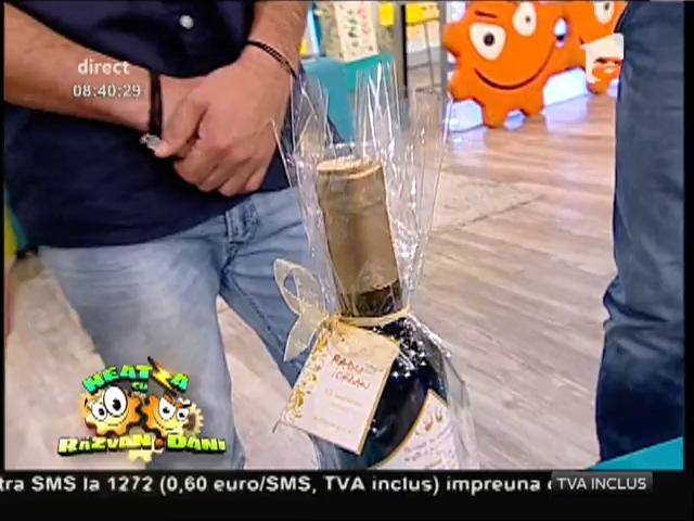 Răzvan şi Dani, v&acirc;nătorii de mituri! Cum se deschide o sticlă de vin cu un compresor, &icirc;n direct: pantaloni murdari și fețe uimite