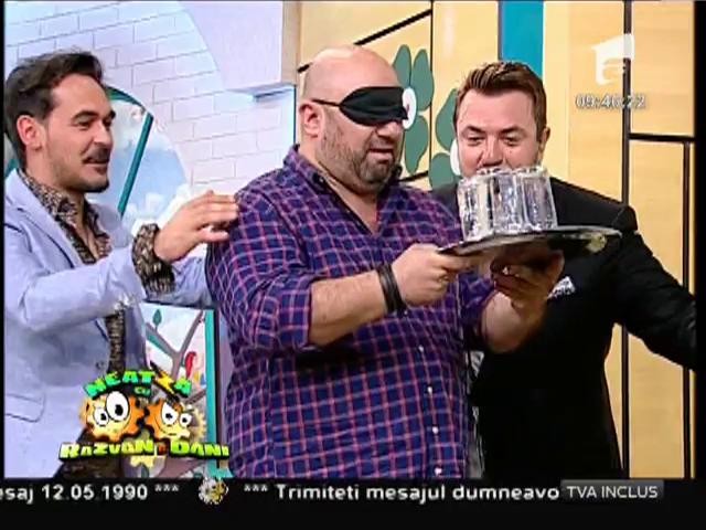 Lupta &icirc;ntre jurați la &rdquo;Chefi la cuțite&rdquo;! Legați la ochi, trebuie să facă munca unui ajutor ospătar!