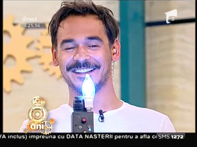 Ceva deosebit! Microfonul &rdquo;stomatologic&rdquo; are bec, priză și panou solar! Cine face probă?