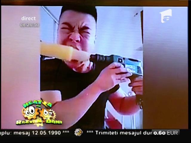 Revoluție pe litoral?! Cum măn&acirc;nci un porumb fiert cu ajutorul unei mașini de găurit!