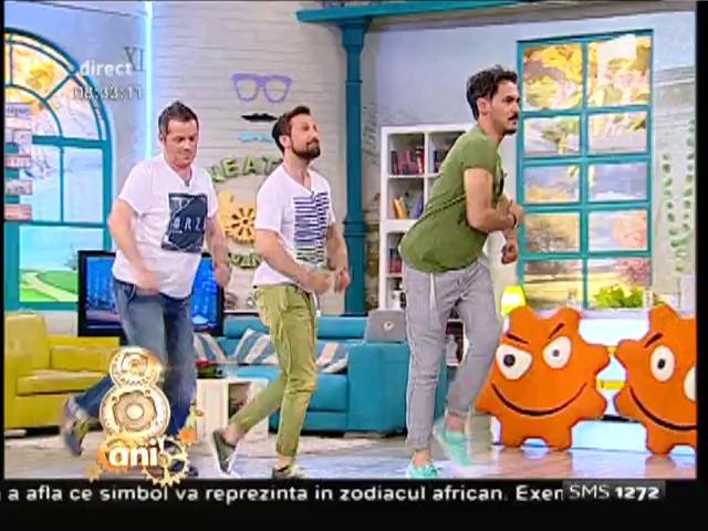 R&acirc;zi cu lacrimi! Cei trei motani, Răzvan, Dani și Oprișan, ieșire &icirc;n stilul Tom și Jerry